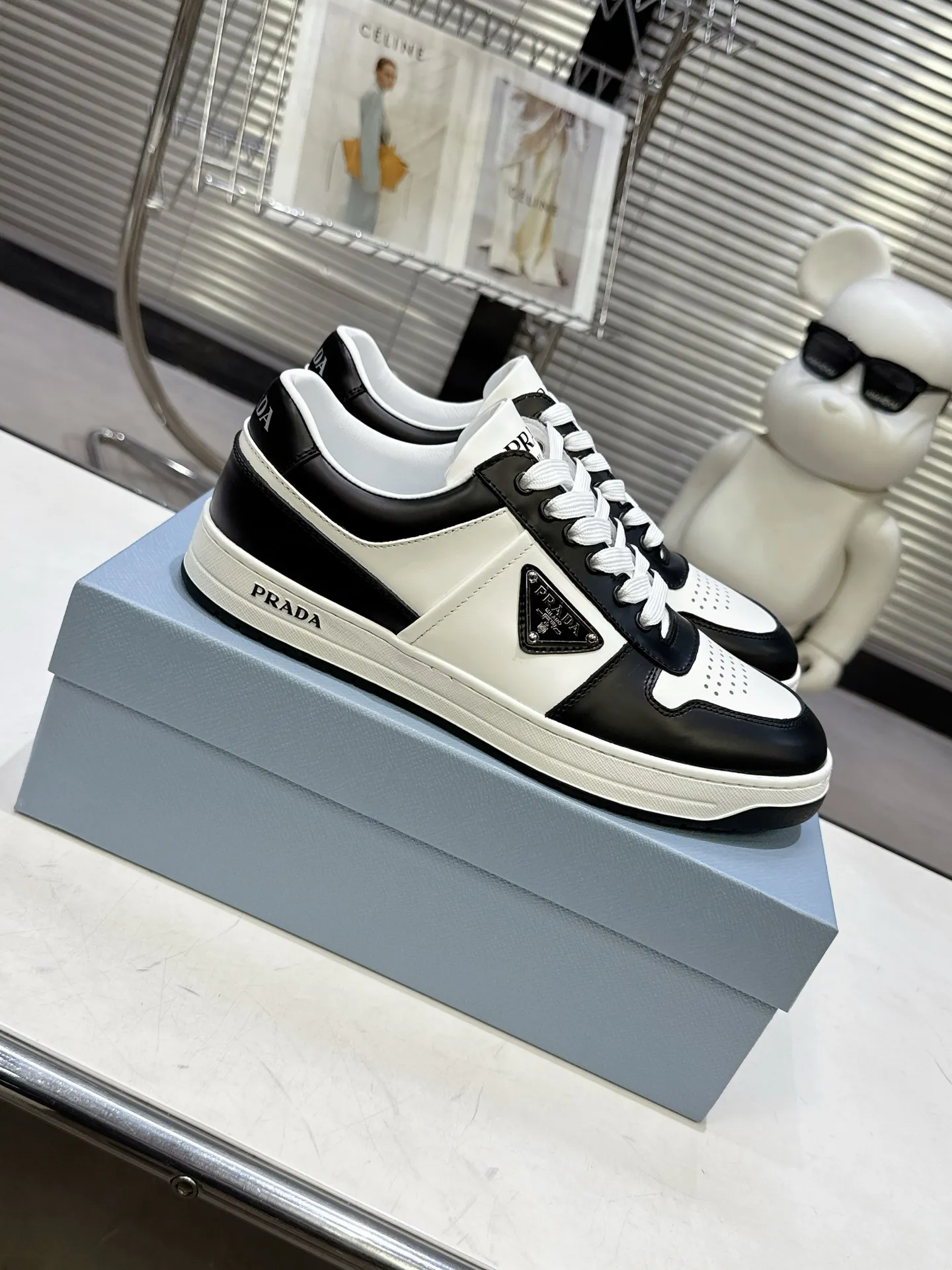 👟👟Ex-factory price 580👟👟 Couple style Prada Latest Downtown Bold series Triangle logo Casual sneakers White shoes Original purchase, development and production Downtown Bold sneakers are inspired by the basketball shoes of the 1980s, with a sporty design and exquisite details. Crafted from perforated leather, the statement platform sole provides a unique, modern style. The Prada logo is interpreted from different angles, decorated with the iconic enameled triangular metal logo, highlighting the unique classic style. Exquisite packaging at the delivery counter🛍📦 ▪️Fabric: Original custom imported first-layer cowhide ▪️Lining: Original imported soft sheepskin ▪️Outsole: Original open-molded rubber bottom material ▪️Size: Women's 35-40 Men's 39-45